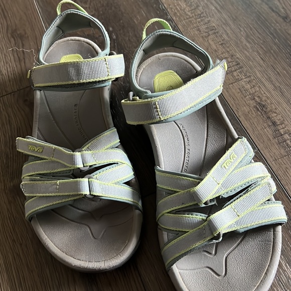 Teva sandals. Style 4266. EUC - Picture 2 of 9